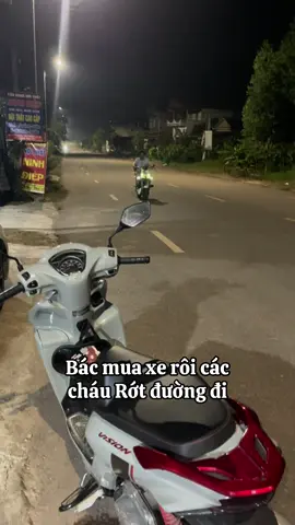 Bác mua xe rôi các  cháu Rớt đường đi 