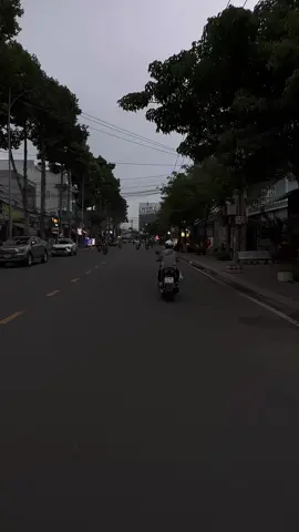 '' Là vào một ngày mưa tầm tã, mình không lo tìm chỗ trú mà chỉ sợ họ ở đâu đó bị ướt mưa... ''