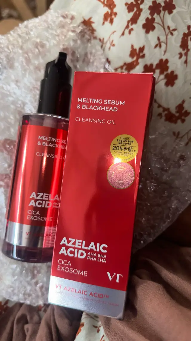 Melt the day away—makeup, SPF, and pore gunk! ✨ The VT Azelaic Acid Cleansing Oil is a lightweight oil that dissolves impurities while gently brightening and smoothing skin. 💧 Azelaic acid helps target dullness, uneven tone, and rough texture, while plant-based oils keep your skin nourished—not stripped. Perfect for acne-prone or sensitive skin ✨ #VTCosmetics #AzelaicAcidGlow #DoubleCleansing #KBeautySkincare