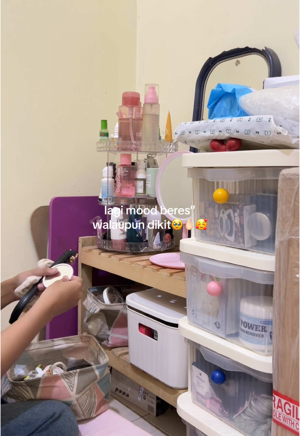 gabut dikit beres”🥲 #anakkost #dailyvlog #kamaraesthetic #bebereskamar #dekorasikamar #kostbandung #barangkost #kamarminimalis #anakrantau 