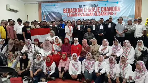 *PERNYATAAN SIKAP ADVOKAT, TOKOH & AKTIVIS NASIONAL* *BEBASKAN CHARLIE CHANDRA, KEMBALIKAN MARWAH HUKUM & PENGADILAN* Sebagaimana diketahui, Jaksa Penuntut Umum telah menuntut Charlie Chandra anak Sumita Chandra dengan pidana 5 tahun penjara di Pengadilan Negeri Tangerang. Selanjutnya, hari Rabu 20 Agustus 2025 pukul 13 30 WIB, Majelis Hakim akan membacakan putusannya.  Berkenaan dengan hal itu, kami Advokat, Tokoh & Aktivis Nasional, menyatakan: *Pertama,* berdasarkan fakta-fakta persidangan, terdakwa Charlie Chandra tidak terbukti secara sah dan meyakinkan, telah melakukan perbuatan sebagaimana didakwa oleh Jaksa. Charlie Chandra tidak memalsukan dokumen, sebagai dimaksud dalam Pasal 263 KUHP. Charlie Chandra hanya sekedar mengajukan permohonan balik nama atas tanah warisan ayahnya Sumita Chandra yg menjadi haknya yang sah berdasarkan bukti kepemilikan berupa Sertifikat Hak Milik (SHM) Nomor 5/Lemo. *Kedua,* pengadilan harus memberikan keadilan kepada Charlie Chandra, dengan memberikan putusan bebas kepada Charlie Chandra untuk mengembalikan marwah, wibawa hukum dan lembaga pengadilan. Pengadilan, harus independen dan sebagai muara masyarakat untuk mencari keadilan. Tidak boleh kembali berbuat zalim sebagaimana telah dilakukan terhadap Tomas Trikasih Lembong (Tom Lembong) yang kemudian terpaksa dikoreksi oleh Presiden Prabowo Subianto dengan memberikan Abolisi kepada Tom Lembong. *Ketiga,* jika sampai ada putusan yang menghukum Charlie Chandra, maka inilah kezaliman luar biasa yang dilakukan  oleh Pengadilan yg seharusnya memberikan keadilan. Dan akan menjadikan kejahatan Oligarki PIK-2 akan makin merajalela. Karena melalui kasus Charlie Chandra, masyarakat awam dapat mengetahui secara jelas modus operandi perampasan tanah rakyat yang dilakukan oleh Oligarki PIK-2, untuk membangun bisnis properti mereka. *Keempat,* kasus Charlie Candra hanyalah fenomena puncak gunung es perampokan tanah lewat kriminalisasi. Masih banyak warga Banten lainnya yang mengalami hal serupa, seperti yang dialami oleh Haji Fuad Efendi Zarkasi. *Kelima,* kami mengajak seluruh rakyat untuk bersatu padu melawan kezaliman Oligarki PIK-2. Saat rakyat Kabupaten Pati Jawa Tengah, kompak melawan penguasa karena kenaikan Pajak tanah (PBB) maka rakyat Banten selaku korban penggusuran tanah oleh mafia tanah dan Oligarki harus, bersatu dan menantik perlawanan pada Oligarki di seluruh wilayah Indonesia. Demikian pernyataan sikap disampaikan, Jakarta, 14 Agustus 2025. TTD  *Advokat, Tokoh & Aktivis Nasional*#lawanoligarki #tolakpik2 #pik2 #agungsedayugroup #amarmarufnahimunkar 