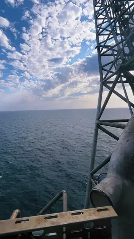 Back at it again 🚁🌊🤘🏼🔥 #offshore #offshorelife #oilandgas #hardhat #hardhatlifei 