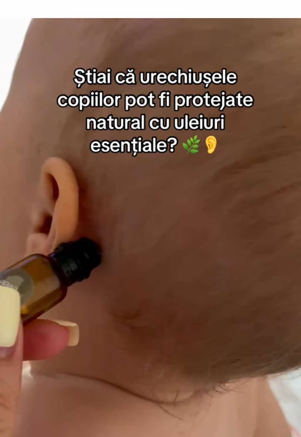 🌿 Cum tratăm durerea de urechi cu uleiuri esențiale 👂💛 Durerile de urechi la copii pot fi deranjante, dar există metode blânde și naturale care să le aducă alinare: ✨ Aplic uleiuri esențiale diluate în jurul urechiușelor (niciodată în interior!). ✨ Masaj ușor pentru stimularea circulației și drenajului limfatic. ✨ Aromele blânde, precum lavanda, tămâia sau tea tree, ajută la relaxare și un somn mai liniștit. Un gest simplu, zilnic, care sprijină sănătatea urechilor și aduce confort micuților. 🌸 #doterra #essentialoils #doterraessentialoils #lavender #frankincense 