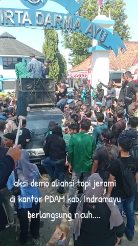 #aksi demo aliansi topi jerami, di kantor PDAM Indramayu,  kamis 14/08/2029 pyppppppppppp media liputan6. com
