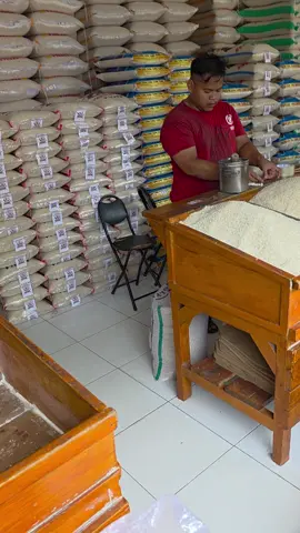Beras ir 32 bentuknya tidak panjang dan tidak bulat, kaya biji pandan wangi. #Beras  #TokoBerasGiriWijaya 