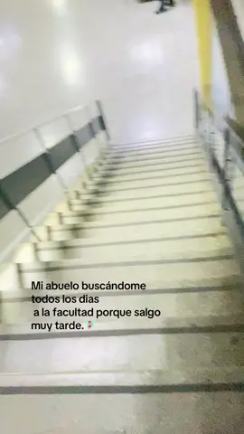 Es mi angel. Se hizo amigo hasta del chico d la puerta🤦🏻‍♀️. Te amo abuelo🤍