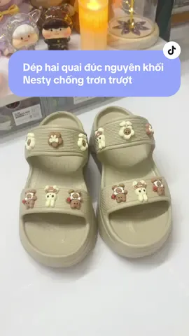 Dép hai quai đúc nguyên khối Nesty được tặng kèm charm chống trơn trượt. #nesty #dephaiquai #depchongtrontruot #depchongthamnuoc 