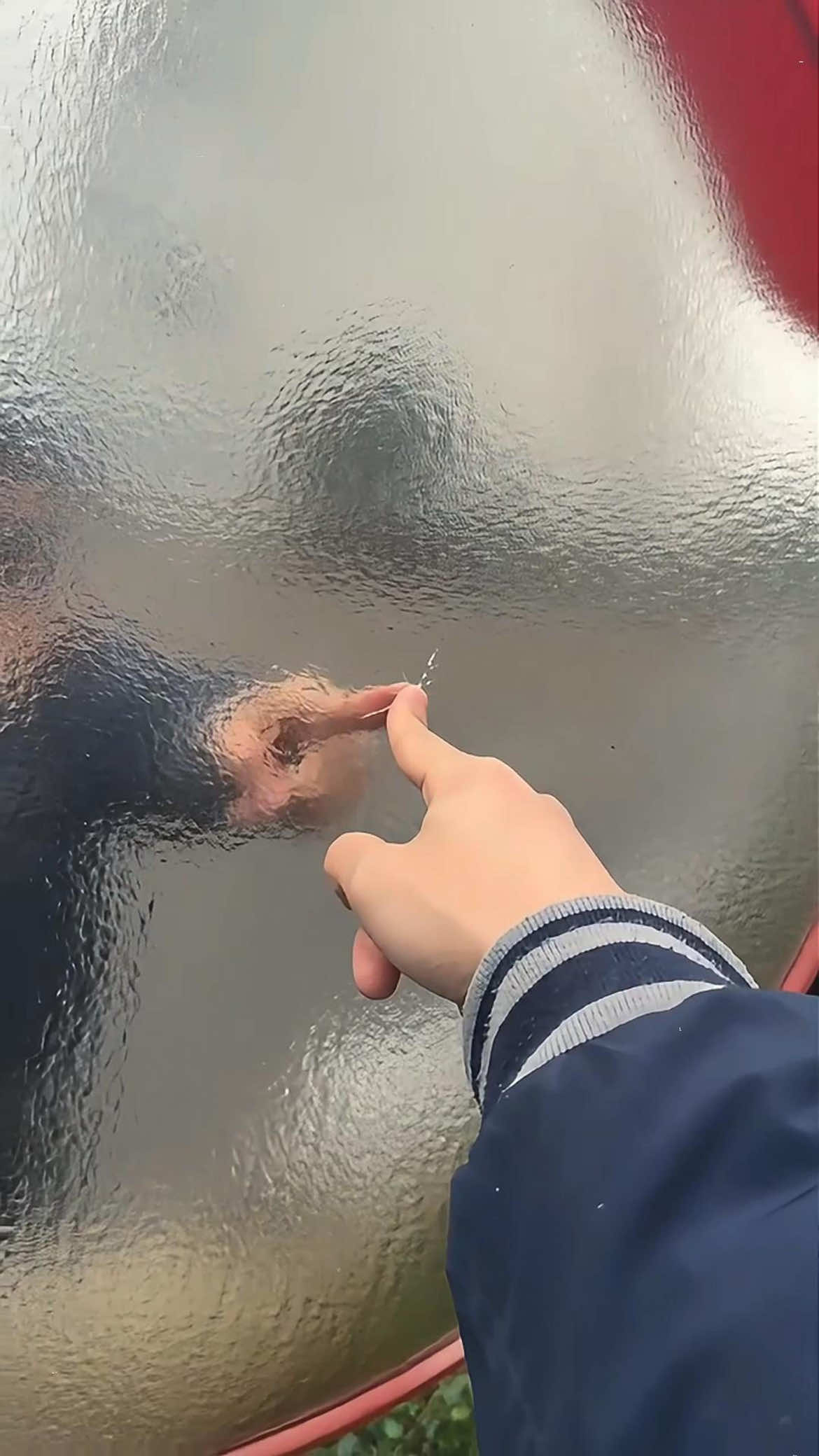Interesting phenomenon in winter #satisfying #asmr #ice #snow #fyp #oddlysatisfying 