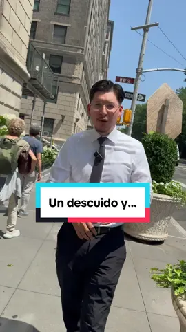 ⚠️ UN DESCUIDO QUE CASI LE CUESTA LA VIDA ⚠️ Un trabajador cayó de una escalera 🚧💥 por culpa del descuido de un compañero… y sin estar usando equipo de seguridad. En segundos, su vida cambió para siempre. ❌ No fue su culpa. ❌ Pudo haberse evitado. La seguridad en el trabajo NO es opcional. Si te obligan a trabajar sin protección, te están poniendo en riesgo. 📞 Si sufriste un accidente laboral, llámanos al 1-800-224-9110. Defendemos tus derechos y luchamos para que recibas la compensación que mereces.