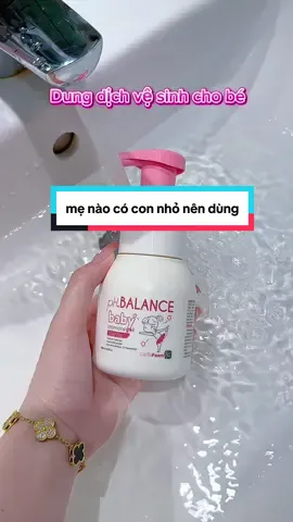 Con mình dùng chân ái luôn các mẹ ơi 😍 @Mẹ Thỏ Daily #botvesinhchobe #phbalance #mebe #xuhuong 
