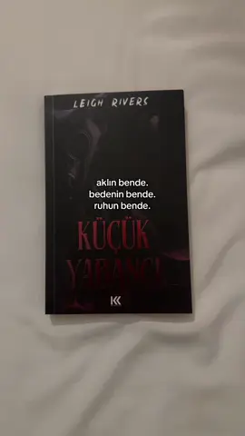 bu kitap okurken size tüm hayatı sorgulatacak türden bir kitaptı. kesinlikle uyarılarına bakıp okumanızı öneririm. (reklam değil) @Koronis Yayıncılık  . . . #fyp2566m #darkromance #keşfett #küçükyabancı #malachivize  
