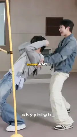 he's not smol, the world is just too big for him 🤏🏻😭😂😂 #sunoo #jake #sunjake #enhypen 