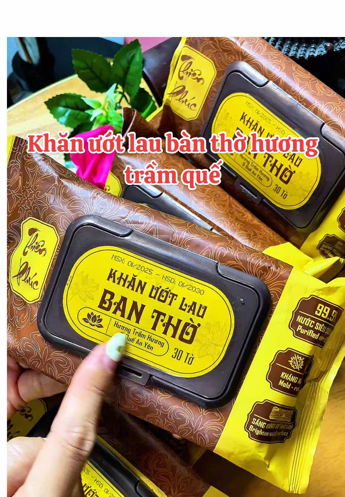 Khăn ướt lau bàn thờ tiện hơn xưa rất ngiều mà còn thơm mùi trầm quế nữa #TAPHOANHACOBA #khanuotlaubantho #khanuot 