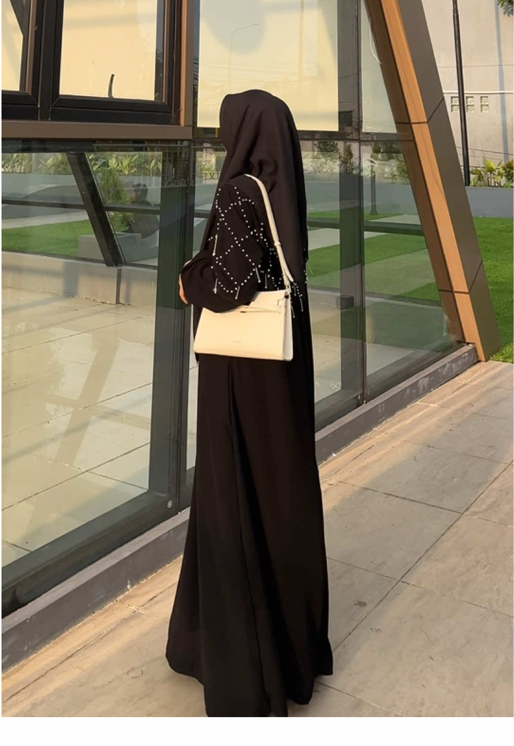 Membalas @cipaaaa🌸 Abaya Airis 😍 Memiliki Looks superr simple tapi terkesan mewahh elegantt polll 😍🔥#abaya #abayamewah #abayastyle 