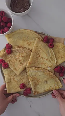 CRÉPES🤤 250 g bloem 2 eieren op kamertemperatuur 500 ml melk 1 volle eetlepel gesmolten boter afgekoeld 50 g suiker 1 zakje vanillesuiker snufje zout Zeef de bloem in een kom en voeg hier de suiker, de vanillesuiker en zout aan toe. Zet even opzij. Breek de eieren en klop ze los in een kom. Giet hierbij de melk en de gesmolten boter toe. Klop alles weer samen met een garde. Schenk het eiermengsel bij het bloemmengsel en roer het geheel met de garde tot een egaal beslag zonder klontjes. Tip: gebruik een staafmixer om het beslag extra glad te maken, een minuutje mixen is voldoende. Laat het beslag, als je tijd hebt, 10 minuten rusten voor een nog luchtiger resultaat. Verhit vervolgens een koekenpan op een middelhoog vuurtje en besmeer de pan met een beetje boter. Gebruik een soeplepel om het beslag in de pan te schenken. Beweeg de pan in een ronde beweging zodat het beslag gelijkmatig over de bodem van de pan wordt verdeeld. Als de pannenkoek los komt en de randjes beetje gebakken zijn, is het tijd om de pannenkoek om te draaien. Dit duurt ongeveer 1 minuut. Draai de pannenkoek om met behulp van een spatel. Bak dan de andere kant van de pannenkoek totdat deze mooi gebakken is. Werk zo het hele beslag af. Serveer met fruit of smeer ze lekker in met chocolade. Ook lekker als je poedersuiker erop strooit! #fyp #easymeals #crepes #pannenkoeken #pancakes #pancake #fyppage #trendingg #EasyRecipe #viral #quicklunch #quickdinner #dessert #baking #bakingrecipe #bakingtiktok 