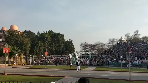 🇵🇰✨ Feel the pride! Witness the energy, passion, and unity at Pakistan’s border parade — a moment that fills every heart with love for our homeland. 💚 #pakistanzindabad  #Border  #14August  #pakarmy #wagha 