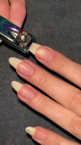 Dia de diminuir as unhas e atualizar o formato 💅🏻🫧✨ você prefere amendoadas ou quadradas? #unhas #nails #unhasnaturais #nailtutorial 