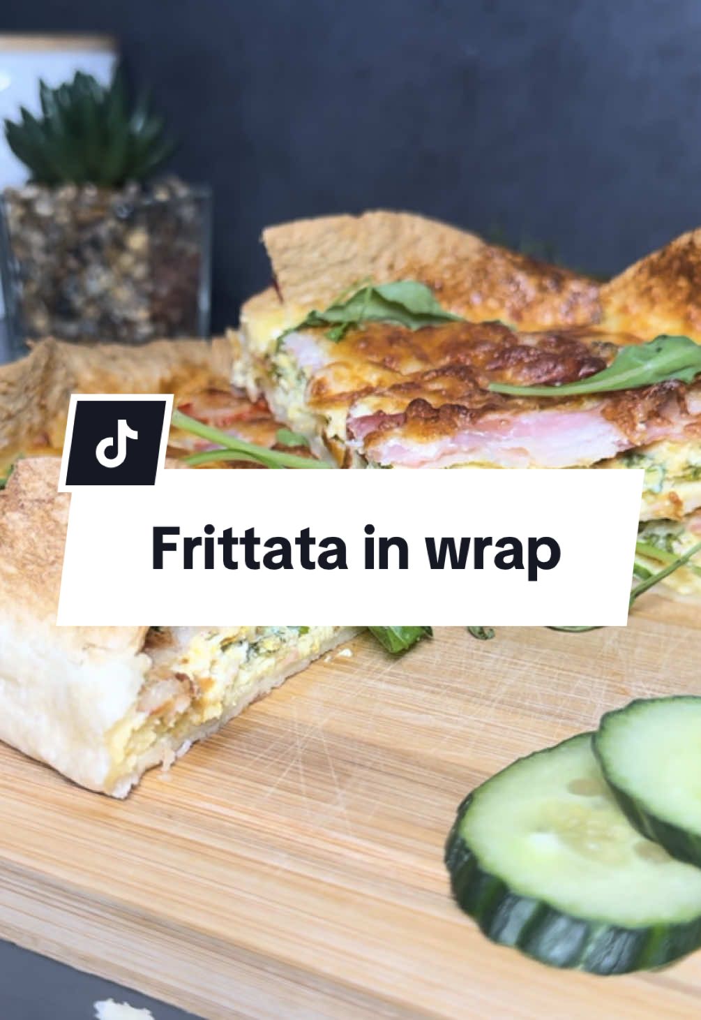 Lavash breakfast 🥙 with egg 🥚, tomato 🍅 and quark 🧀 Do you love Italian dishes? 🇮🇹 Which cuisine do you prefer? 😋 #airfryer #gesunderezepte #airfryerfrau #italianfood #fritatta 