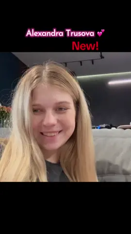 Alexandra Trusova He encontrado unos minutos para contarles cómo estamos pasando la primera semana en casa Mamá y Makar me han estado ayudando toda la semana, pero aún siento que no alcanzo a hacer todo. Adaptarme al ritmo de Misha es difícil, pero lo intento. ¡A veces incluso logro dormir un poco! Pero poco a poco me estoy acostumbrando a nuestro nuevo ritmo de vida. ¡Mañana mismo vuelvo al hielo! Y también se viene una transmisión en vivo con galletas en el club y grabaciones de nuevo contenido para él… La vida activa con un bebé pequeño es todo un desafío. Pero me gusta. #figureskating #patinajeartístico #фигурноекатание #александратрусова #alexandratrusova 