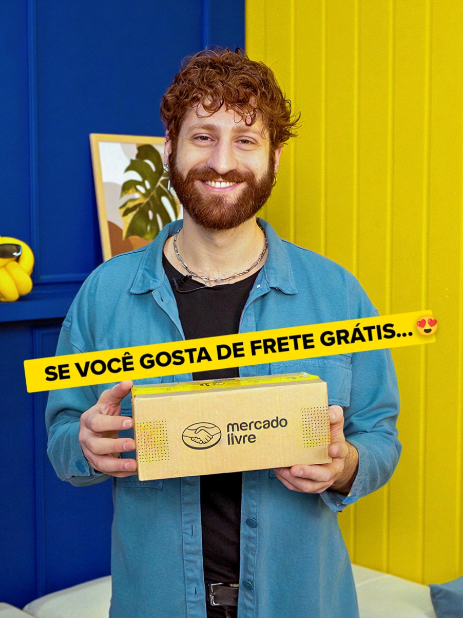 Se você ama frete grátis, corre lá no meu app! O frete é grátis a partir de R$19. #DescriçãoDaImagem  Durante o vídeo todo teremos o influenciador Daniel no centro da tela e falando diretamente com a câmera. Daniel aponta para a esquerda, onde o lettering “SE VOCÊ GOSTA DE FRETE GRÁTIS” está. Em seguida ele levanta a mão direita apontando para o lettering “ENTÃO COMPRE PELO MERCADO LIVRE FRETE GRÁTIS A PARTIR DE R$19”. Em seguida, Daniel aponta para o lado esquerdo novamente, agora onde está o lettering “SE VOCÊ GOSTA DE PRATICIDADE AO COMPRAR ONLINE”, e em seguida aponta para o lettering da direita que diz “ENTÃO COMPRE PELO MERCADO LIVRE”. Agora dani levanta a mão esquerda para o lettering “SE VOCÊ GOSTA DE RECEBER COMPRAS EM CASA É RÁPIDO” e em seguida aponta para a direita para o letteiring “ENTÃO COMPRE NO MERCADO LIVRE”. E antes do Daniel terminar de falar, chega uma encomenda para ele. Na tela, o lettering “Frete grátis a partir de R$19” aparece junto do lettering “COMPRAR AGORA”. #Descontos #FreteGratis #AcheiNoMercadoLivre 