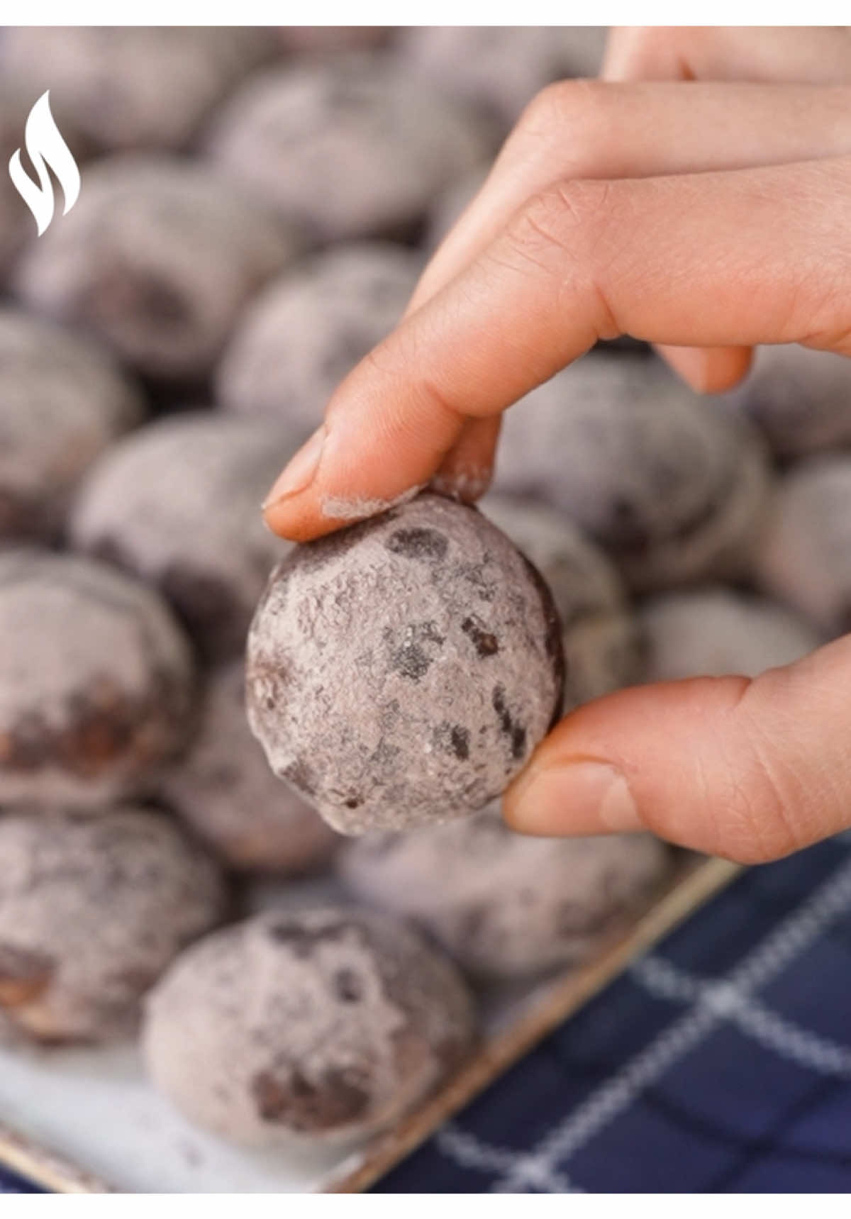 Küllü Kurabiye 😍 Çay saatlerine çok yakışacak, ağızda dağılan nefis bir kurabiye tarifiyle geldik! 👌🏻 Malzemeler 1 paket tereyağı (250 g) 1 çay bardağı sıvı yağ (120 ml) 1 çay bardağı pudra şekeri 1 çay bardağı nişasta 1 adet yumurta 1 paket kabartma tozu 1 paket vanilya 4 su bardağı un 1 su bardağı iri çekilmiş fındık Dışı için; 1 çay bardağı pudra şekeri 1 yemek kaşığı kakao Hazırlanışı Öncelikle yoğurma kabına oda sıcaklığındaki tereyağı veya margarin, sıvı yağ, yumurta, nişasta, pudra şekeri, vanilya, kabartma tozu ve unun bir kısmını alarak yoğurmaya başlayalım. Yavaş yavaş un ekleyerek hamuru yoğuralım. Toparladığımız hamura iri çekilmiş fındık ilave edip tekrar yoğurarak fındıkları hamura iyice yedirelim. Hamuru bir streç filmle sardıktan sonra 15 dakika kadar dinlenmeye bırakalım. Sürenin sonunda hamurdan cevizden küçük parçalar koparıp elimizle yuvarlayarak şekil verelim. Kurabiyelerimizi pişirme kağıdı serdiğimiz fırın tepsisine aralıklı olacak şekilde yerleştirelim. Tüm hamuru şekillendirip tepsiye dizdikten sonra kurabiyelerimizi 180 derecede fansız ayarda 20 dakika süreyle pişmeye bırakalım. Pişme süresi fırından fırına farklılık gösterebilir, kontrollü olmanızda fayda var. Fırından aldığımız kurabiyeleri ilk sıcaklıklarının çıkması için yaklaşık 5 dakika dinlendirelim. Dışı için pudra şekeri ve kakaoyu bir kaba alarak güzelce karıştıralım. Kurabiyeleri kakaolu pudra şekerinin içine yerleştirip çevirerek her tarafın iyice kaplanmasını sağlayalım. Tamamını kakaolu pudra şekerine bulayıp servis tabağına aldığımızda kurabiyelerimiz servise hazır. Afiyet olsun! #nefisyemektarifleri #tarif   #recipetok #TiktokMutfağı #Recipe 
