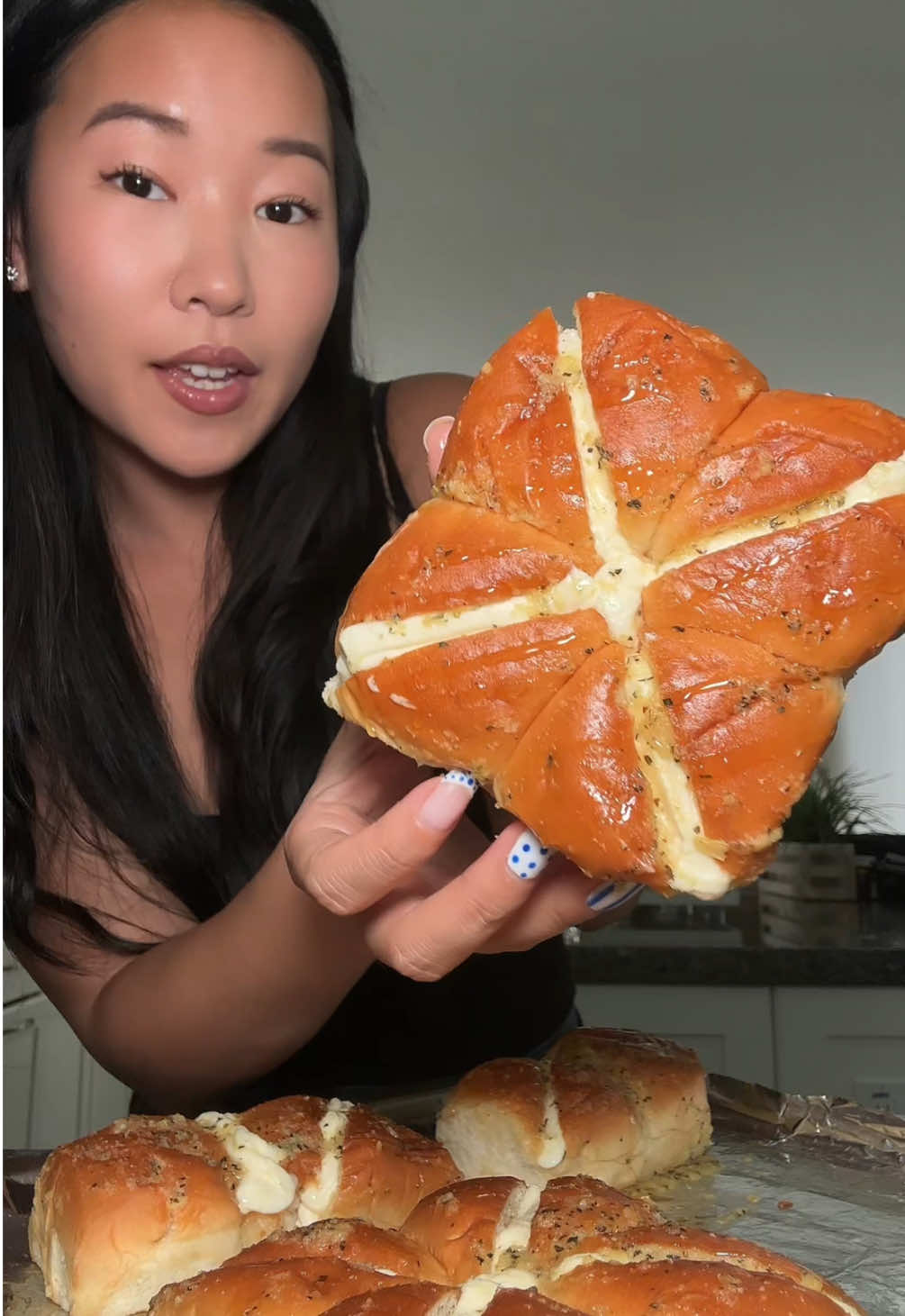 y’all asked for the recipe so here it is!! delicious garlic cream cheese rolls topped with spicy honey ~ inspired by the ones at disneyland!!  garlic cream cheese rolls:  8 oz softened cream cheese 1 tbsp honey 1 tsp garlic powder  1/4 cup unsalted butter, melted  5 cloves garlic, minced  2 tsp italian seasoning 1 pack of king’s hawaiian rolls @KING’S HAWAIIAN  spicy honey to top #garlicrolls #kingshawaiian #disneylandfood #disneyfood #EasyRecipe 