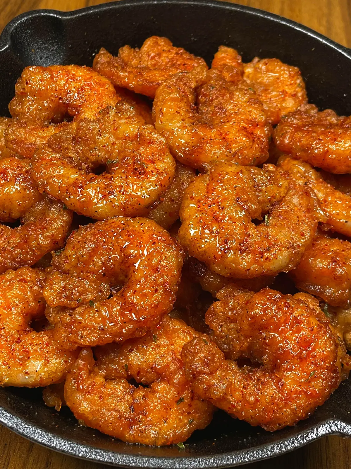 🧑‍🍳 Ingredients • Large shrimp (peeled & deveined) • 2 eggs • Cornstarch • Ginger strips • Cooking wine • Light soy sauce • Oyster sauce • Salt & black pepper • Chili powder + pepper salt (for finishing) 📝 Steps 	1.	Marinate shrimp with ginger, 1 tbsp cooking wine, 1 tbsp light soy sauce, 1 tbsp oyster sauce, a pinch of salt & black pepper. Mix well and let sit for 20 mins. 	2.	In another bowl, combine 3 tbsp cornstarch, 2 eggs, and a pinch of black pepper to form a batter. 	3.	Coat shrimp evenly with the batter. 	4.	Deep fry until lightly golden, then fry again until crispy and golden brown. 	5.	Sprinkle generously with chili powder and pepper salt before serving. Crispy outside, juicy inside — pure shrimp bliss in every bite! 💛 Follow for more easy awesome food 💛 #ShrimpRecipe #CrispyShrimp #SeafoodLover #FoodTok      