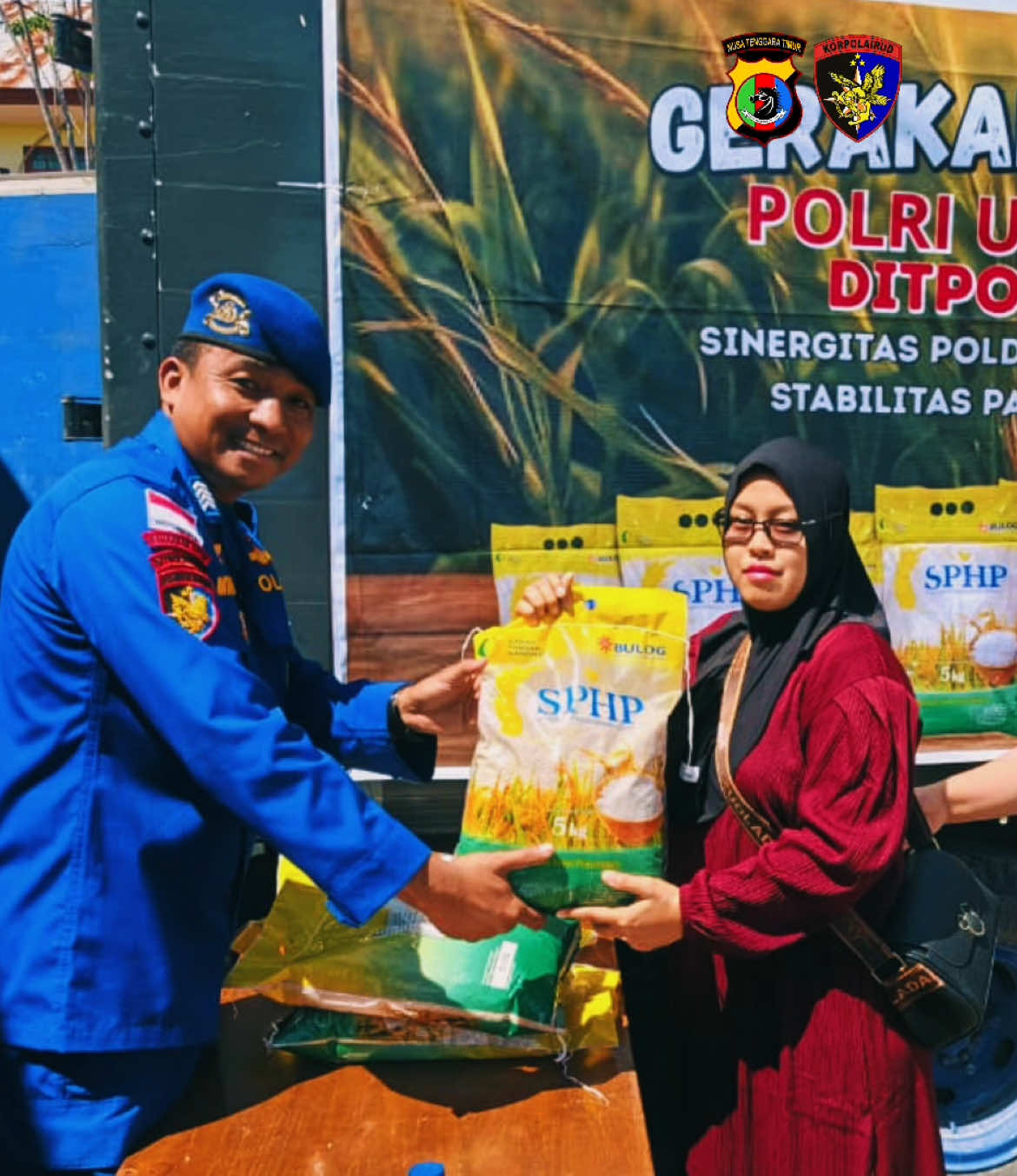 Gerakan Pangan Murah. Ditpolairud Polda NTT melaksanakan Kegiatan Gerakan Pangan Murah Di Kelurahan NBS, Desa Bolok & Desa Tablolong. Kegiatan ini menjadi langkah nyata Polri bersama Bulog dalam membantu meringankan beban ekonomi warga sekaligus mendukung ketahanan pangan di NTT. (14/08/2025). #ditpolairudpoldantt  #polairudpoldantt #polairudntt #airudntt #poldantt 