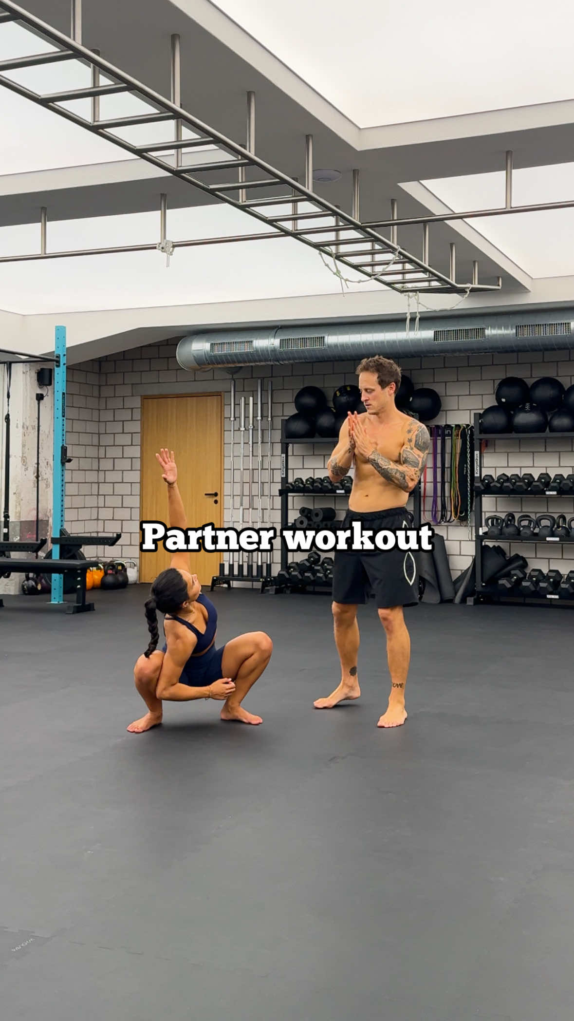 Tag your favorite workout partner! 🔥 Do each exercise for 35 seconds, followed by 15 seconds rest. After completing one full round, take a 30-120 second break, then start the next round. Complete 2-4 rounds! 💪🏼 Did you know that Nina has her own workout section in the LeoMoves app now? Subscribe today and unlock all the workouts with her 🔥 #bodyweightworkout #bodyweighttraining #fitnessmotivation #noequipmentworkout #partnerworkout 
