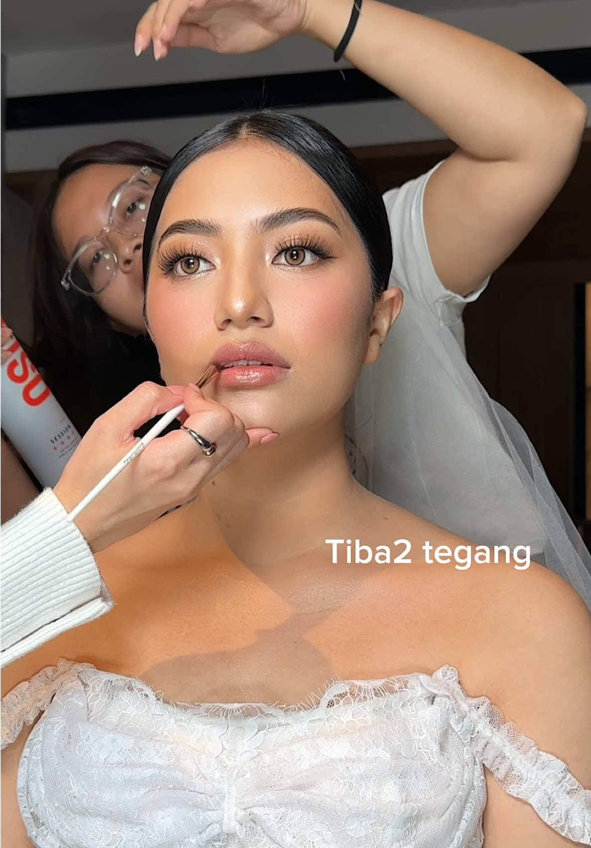 POV: sesi makeup Bride dari jam 03.00 pagi. Mood awal dari ngantuk, curhat, ketawa sampe cekikikan, makin lama malah makin berubah jadi tegang. Hayooo siapa yang relate? 😂❤️ #bridetobe 