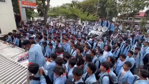 🔥 Aksi mahasiswa Unri memanas! Ratusan mahasiswa merobohkan pagar Kantor Gubernur Riau saat demo tuntut beasiswa, penanganan karhutla, hingga masalah infrastruktur. Gubernur Riau Abdul Wahid turun langsung menemui massa, berjanji menindaklanjuti tuntutan, termasuk soal beasiswa dan rencana pengadilan militer di kampus. sumber video :Istimewa 🎥 Pekanbaru, 14 Agustus 2025 #Riau #Unri #DemoMahasiswa #BeritaRiau #Pekanbaru   