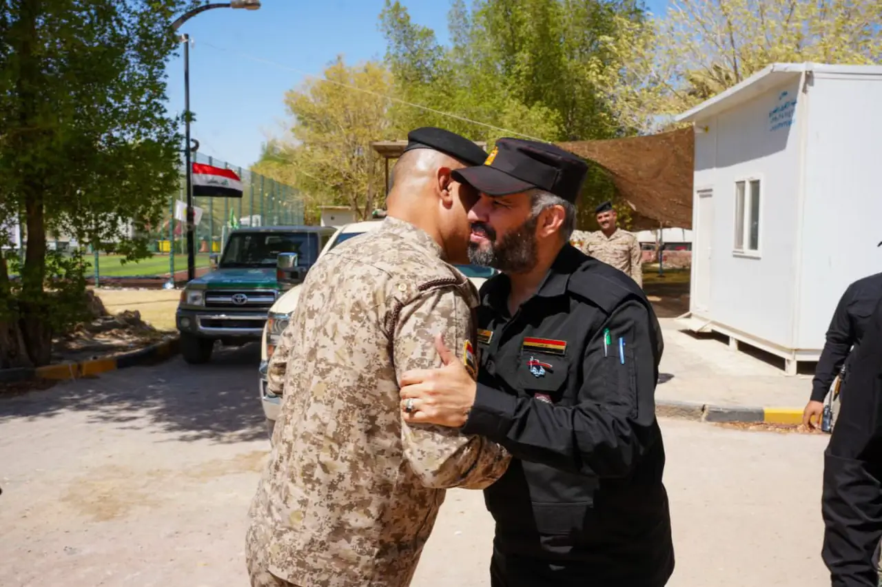 لبحث آليات التعاون ودعم الزيارات المليونية.. قيادة الفرقة المنصورة تستقبل مدير التمويل والنقل بوزارة الدفاع استقبل قائد فرقة العباس القتالية، المجاهد ميثم الزيدي، في مقر الفرقة المسيطر، مدير مديرية التمويل والنقل في وزارة الدفاع، اللواء محمد راضي هادي. تناول اللقاء بحث آليات التعاون المشترك بين الفرقة والمديرية، كما جرى الاطلاع على حجم الخدمات التي تقدمها الفرقة للزائرين الكرام، ومناقشة الخطة الأمنية والخدمية للزيارة. وشهد اللقاء مناقشة آلية تعزيز التواصل بين وزارة الدفاع وتشكيلاتها، بما يخدم فرسان الكفيل والزائرين خلال الزيارات المليونية.