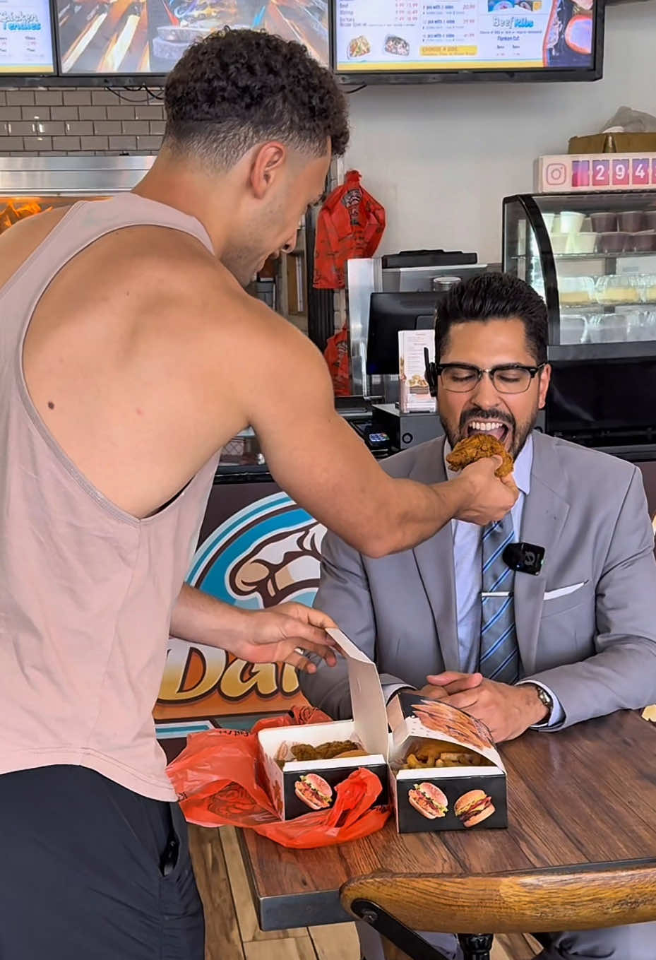 Do 10 push-ups, I’ll buy you food!  @Darbars Chicken & Ribs  #viral #fitnesschallenge #challenge #trend #pushups 