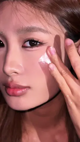 This slime highlighter is next level—crazy sparkles and it shines on every skin tone! ✨💎 ID: 122516207  #GlowGoals #SlimeBeauty   #blindinghighlight #sheglammusthaves #SHEGLAM