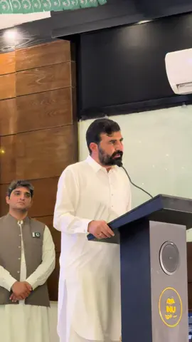 اقراء نیشنل یونیورسٹی پشاور میں محکمہ یوتھ افیئر کے تعاون سے یوم آزادی کی مناسبت سے ایک پُروقار تقریب کا انعقاد کیا گیا۔  تقریب کے مہمان خصوصی صوبائی وزیر کھیل و یوتھ افیئر سید فخر جہاں تھے، جبکہ ڈائریکٹر یوتھ افیئر ڈاکٹر نعمان مجاہد، وائس چانسلر ڈاکٹر ملک تیمور علی سمیت مختلف شعبہ ہائے زندگی سے تعلق رکھنے والے افراد نے شرکت کی۔ اس موقع پر یوم آزادی کے حوالے سے کیک بھی کاٹا گیا۔ تقریب سے خطاب کرتے ہوئے صوبائی وزیر سید فخر جہاں نے کہا کہ یومِ آزادی دراصل تجدیدِ عہد کا دن ہے، جس میں ملک کی ترقی و خوشحالی کے لیے نوجوانوں کو اپنا بھرپور کردار ادا کرنا ہوگا۔ انہوں نے کہا کہ پاکستان کا مستقبل نوجوانوں کے ہاتھ میں ہے اور محکمہ یوتھ افیئر چیئرمین عمران خان اور وزیرِ اعلیٰ خیبرپختونخوا علی امین خان گنڈاپور کے ویژن کے مطابق نوجوانوں کو بااختیار بنانے کے لیے عملی اقدامات کر رہا ہے۔ اس سلسلے میں احساس نوجوان لون اسکیم جیسے انقلابی منصوبے نوجوانوں کو معاشی طور پر مضبوط بنانے میں سنگِ میل ثابت ہوں گے۔ ڈائریکٹر یوتھ افیئر نے کہا کہ محکمہ یوتھ افیئر کا بنیادی مقصد نوجوانوں کو ان کا حق یعنی سہولیات کی فراہمی ہے۔ انہوں نے بتایا کہ محکمہ کی خصوصی توجہ ضم شدہ اضلاع کے نوجوانوں پر مرکوز ہے، جہاں اربوں روپے کے قرضے جاری کیے گئے جو صوبے کی تاریخ میں ایک منفرد اقدام ہے۔ ان کا کہنا تھا کہ مضبوط اور بااختیار نوجوان ہی ایک طاقتور خیبر پختونخوا اور پاکستان کی ضمانت ہیں۔ #YouthAffairsKP #JashnEAzadi2025 #PakistanZindabad #ReleaseImranKhan #حقیقی_آزادی_کی_تحریک #PK26 #Buner #ministersports #ptiofficial #relaeaseimrankhan #fakharJehan 