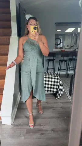 ✨Estilo y frescura para tus días soleados✨ Este vestido de @chicme con diseño halter y abertura frontal es perfecto para lucir cómoda y elegante en tus vacaciones. #ChicMe #MaxiDress #VacationStyle #OOTD #SummerOutfit    