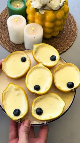 “Limon kabuğunun içinde, kaşık kaşık yenilecek ferahlık! 🍋✨” 🍋 Malzemeler (4–5 limon için) 	•	3-4  adet büyük limon 	•	1,5 su bardağı krema  	•	1 su bardağına yakın toz şeker  	•	Yarım su bardağı taze limon suyu (yaklaşık 2 limondan) 	•	İsteğe bağlı: Limon kabuğu rendesi, taze nane —Limonların üstünü kapak gibi kesin, içini boşaltın. Krema ve şekeri kaynatıp ocaktan alın, limon suyunu ekleyin. Karışımı limon kabuklarına doldurup 3-4 saat buzdolabında soğutun, soğuk servis edin. 🍋 #limontatlısı #limonlutatlı #yaztatlıları 