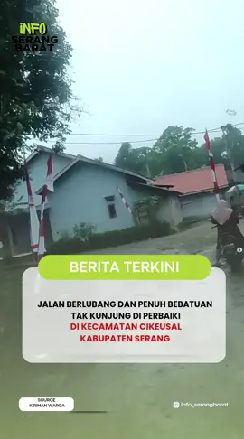 Serang– Warga Kampung Pasir, Desa Cimaung, kecamatan Cikeusal, Kabupaten Serang, mengeluhkan kondisi jalan utama yang sudah lama mengalami kerusakan parah. Jalan tersebut dipenuhi lubang, pasir, dan bebatuan, sehingga membahayakan pengguna jalan, terutama pengendara sepeda motor. Menurut warga, kerusakan ini telah berlangsung cukup lama dan belum pernah ada perbaikan dari pihak terkait. Saat musim hujan, lubang-lubang jalan tergenang air dan licin, sementara di musim kemarau debu beterbangan dan mengganggu pernapasan. “Kami sudah sering mengusulkan agar jalan ini diperbaiki, tapi sampai sekarang belum ada tindakan. Kalau dibiarkan terus, bisa menyebabkan kecelakaan,” ujar AM, salah seorang warga setempat, kamis (14/8/2025). Warga berharap pemerintah desa maupun dinas terkait segera melakukan perbaikan agar aktivitas masyarakat tidak lagi terhambat dan risiko kecelakaan dapat diminimalisir. #fyp #foryou #fypage #lewatberanda #fypp 