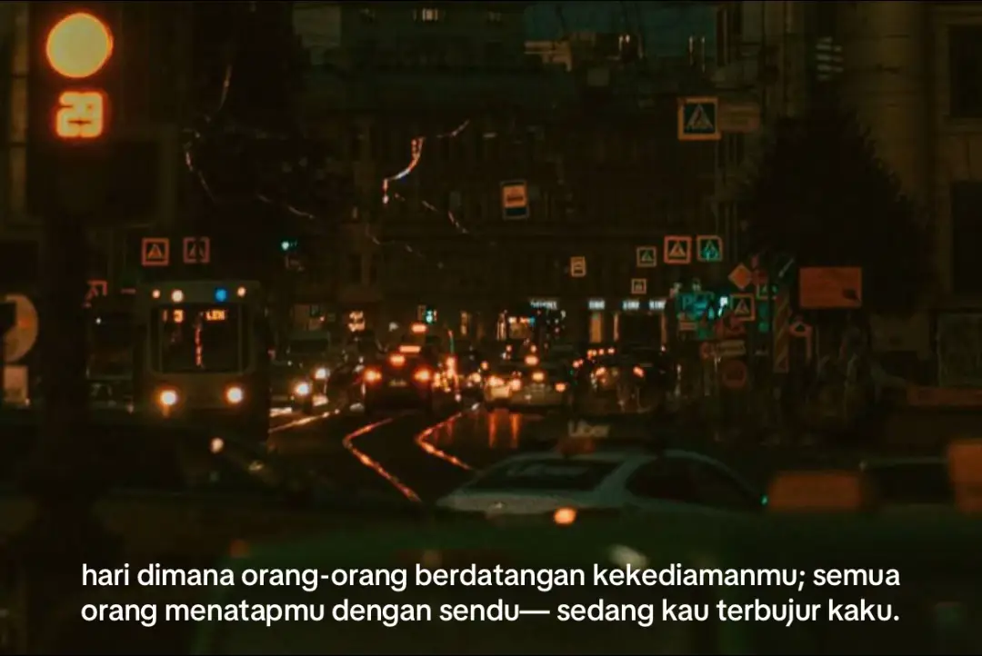 Dan pada malam itu, hari dimana orang-orang berdatangan kekediamanmu; semua mata menatapmu dengan sendu— sedang kau terbujur kaku. Aku duduk disudut paling kiri dari tempatmu berbaring, tak jauh hanya berjarak beberapa centi— tapi, mengapa aku merasa sangat kehilangan. Tak banyak kata, aku hanya menatapmu dengan tatapan kosong— kau sudah tidak bisa kujamah, sudah tidak bisa kupeluk, dan sudah tidak bisa kuajak berbicara. Aku kehabisan air mata untuk menangisimu, bahkan sekedar memanggil namamu— suaraku tidak lagi ada. Dan di jam selanjutnya, orang-orang mengantarmu— pada tempat yang paling kutakuti selama ini, mengapa kau memilih tempat ini? Padahal sudah kusediakan rumah untukkmu? Tetapi, semenjak kau berpindah ketempat itu, takutku sudah menghilang— aku jauh lebih takut hidup di sini, sebab sendirian—bahkan tempat tinggalmu yang sekarang menjadi tempat yang paling ingin selalu aku kunjungi