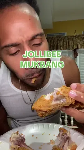 first time trying @Jollibee and yea TOP NOTCH 🔥 #jollibee #friedchicken #jollibeemukbang #eatwithme #mukbangasmr 