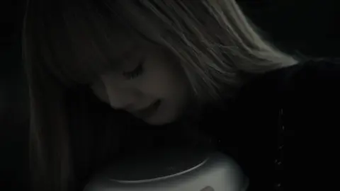 مع انه مجرد امفي لأغنية، بس عليه مشاعر مرة قوية وذا السبب تمثيل ليسا، مرة فخورة اني فان لها، ابداعها فاق الحدود #blackpink #lisa #fyp #dream 