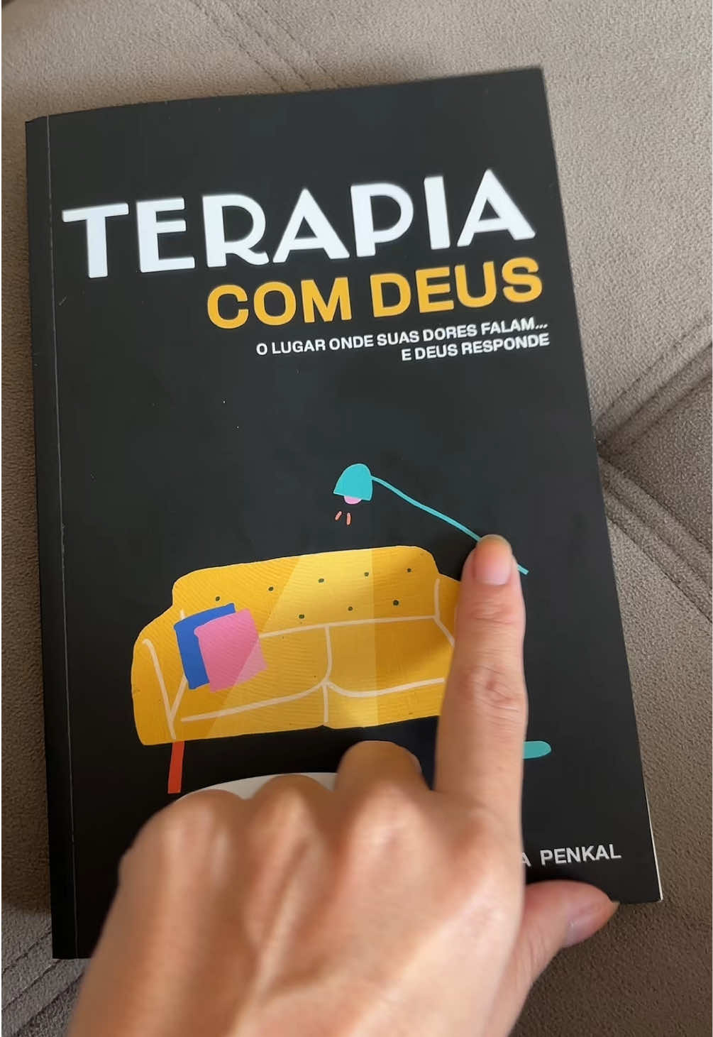 Comprei esse livre por causa do título, paguei R$10,00 na shoppe #terapiacomdeus #livrocristao #livrodevocional #livroterapiacomdeus 