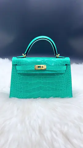 Seeing is believeing! #bag #handcraft #leatherbag #crocodile 