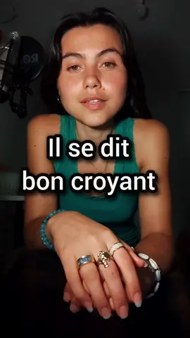 Il se dit croyant mais ne fais que passer son temps à juger et critiquer les autres. tenir un livre saint dans la main ne suffit pas à faire de toi quelqu'un de bien. la religion t'apprends justement à être bienveillant  #religion 