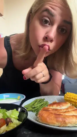 Mukbang shqip 🥙 Mos beni zhurme, po nese doni te shikoni me shume si kjo video, me beni follow!  #albanianmukbang #shqiptaretneperbote🇦🇱🌍 #hamemua #fyp 