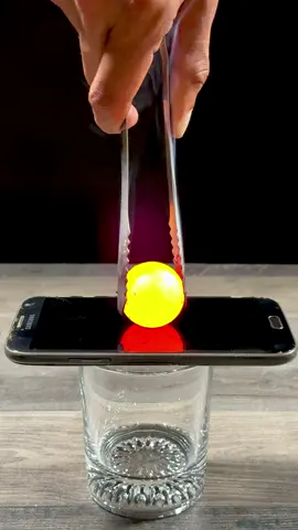 1000°C Red Hot Metal Ball VS Samsung Smartphone #satisfying #asmr #oddlysatisfying #usa_tiktok🇺🇸 #samsung 
