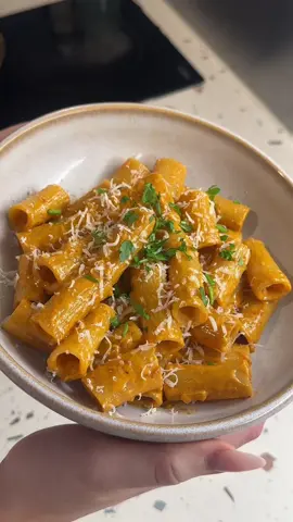 This quick and easy one pan creamy tomato pasta is the perfect dinner for any uni student: Serves 2: - 225g rigatoni £0.32p - 1/2 onion £0.08p - 2 garlic gloves £0.06p - 50g tomato puree £0.06p - 1 tbsp vodka £0.20p - 120 g double cream £0.66p - 1tsp chilli flakes £0.03p - Salt and pepper £0.02p - 25g parmesan £0.38p = £0.91p Per portion #university #resultsday #unimeals #cheapdinner #student 