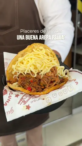 ¿Quién se resiste a una arepa pelua? 🤩🤤 Ven por la tuya hoy #arepas #arepa #arepapelua #gastronomiavenezolana #comidavenezolana 