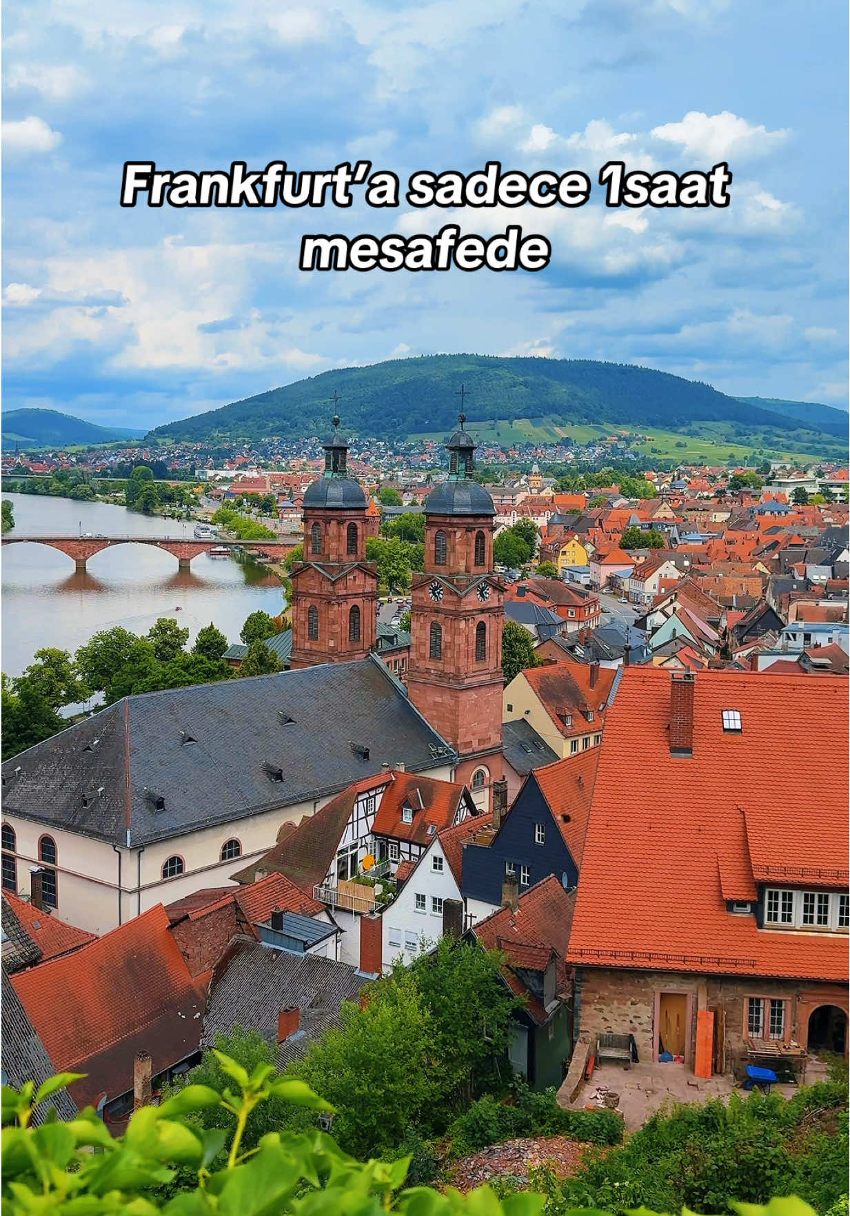 Frankfurt’a sadece bir saat uzaklıkta masalsı bir yere mi gitmek istiyorunuz?  O zaman sizi, Main Nehri kıyısında güzel bir şehre- Miltenberg’e davet ediyorum. 🌿🏰 İlk adımınızı attığınız anda sizi büyüleyecek bu şehir; hem doğası, hem tarihi, hem de yüzyıllara meydan okuyan yarı ahşap evleriyle hafızanızda uzun süre yer edecek. Günübirlik bir kaçamak için mükemmel olan Miltenberg’de yapabilecekleriniz: ✨ Miltenberg Kalesi’ne çıkarak şehrin panoramasını izlemek 🥨 Pretzel pizzanın tadına bakmak 🚶‍♀️ Main Nehri kıyısında yürüyüş yapmak 🏘️ Tarihi sokaklarda fotoğraf molaları vermek 🍺 Almanya’nın en eski hanlarından Gasthaus zum Riesen’de bir şeyler içmek 🎨 Şehirdeki küçük sanat galerilerini gezmek Peki, siz bu masalsı Alman şehrini daha önce duymuş muydunuz? 💬 #miltenberg #bavyera #almanyakeşif #masalsışehirler #travelgermany         