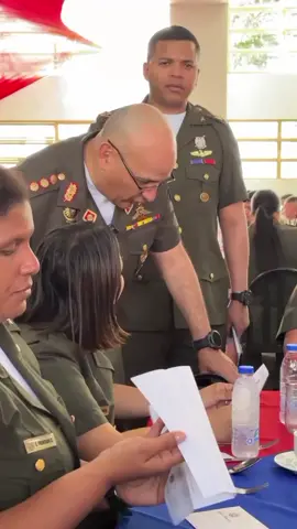 El MG. Johan Hernández Lárez, Cmdte. Gral. del Ejército Bolivariano, felicita a los nuevos Oficiales de este Componente por sus asignaciones a las unidades militares dentro del Sistema Defensivo Territorial. ¡Integrar es Vencer! @Johan Hernández  @Segundo Comando y JEMG del EB 